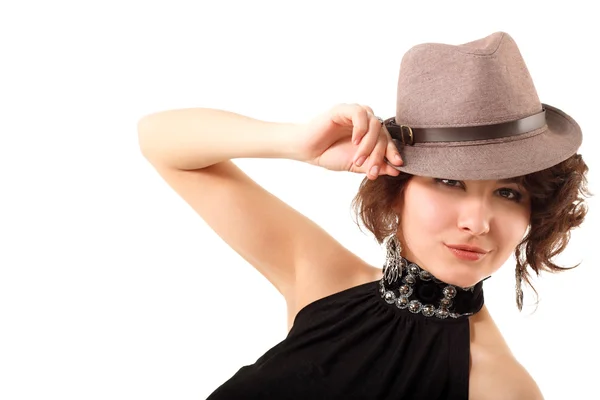 Retrato feliz de mujer joven disfrutando en sombrero — Foto de Stock