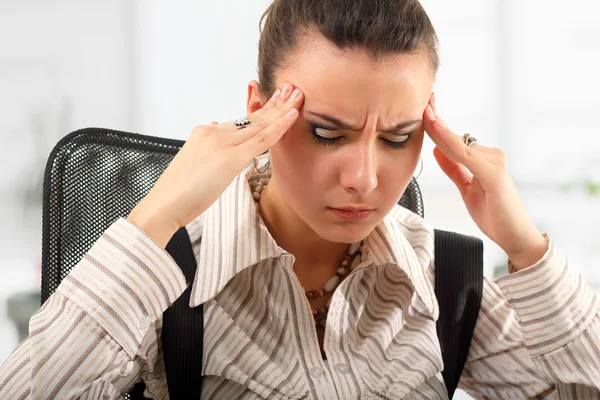 Mujer de negocios cansada deprimida en la oficina — Foto de Stock