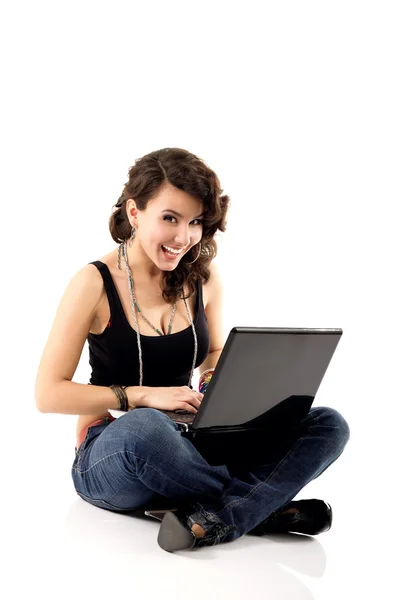 Jeune femme mignonne gaie claquant et souriant avec ordinateur portable — Photo