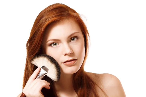 Porträtt av vacker ung rödhårig kvinna med makeup borste — Stockfoto