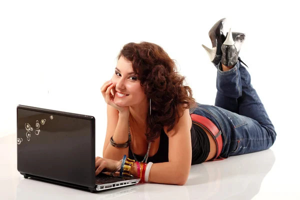 Menina adolescente bonito alegre estudando notebook — Fotografia de Stock