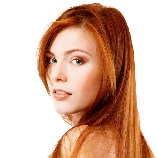 若い魅力的な女性の性と美しい長い赤い髪 — ストック写真