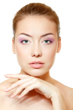 güzel bir genç kadın yüzü tatlı pembe yumuşak makyaj ile