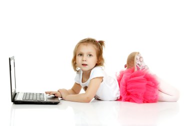 dizüstü bilgisayar kullanarak sevimli küçük kız