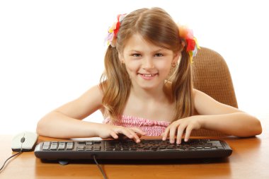 küçük kız gibi kamera monitörde bakarak klavye ile oynarken