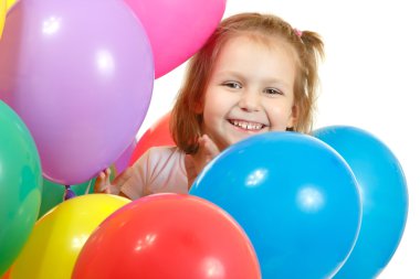 renkli balon üzerinde beyaz izole mutlu küçük kız