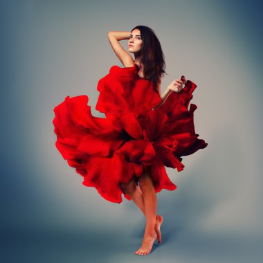 güzel romantik kırmızı çiçek kız elbise ile uzun broun saç