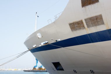 Limanda demirli konteyner gemisi