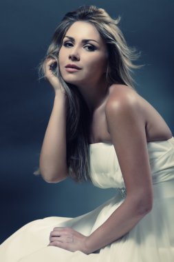 Beyaz şık elbiseli genç zarif kadın