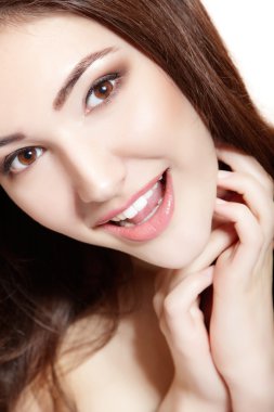 güzel genç gülümseyen genç kız mutlu ekstatik mimik sürpriz