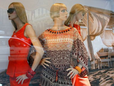 mankenler kadın beyaz giyimleri ile butik