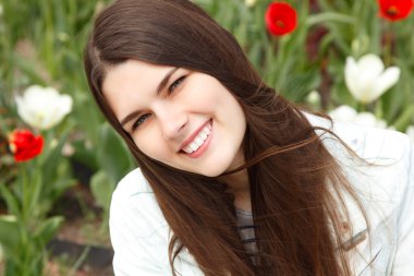 Lale ile açık bahar çekici genç kadın