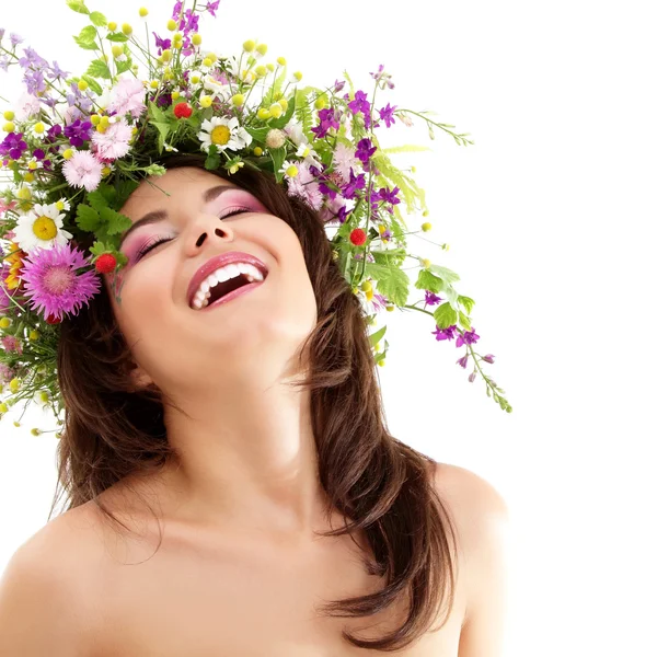 Hermosa mujer con campo de verano flores naturales frescas silvestres —  Fotos de Stock