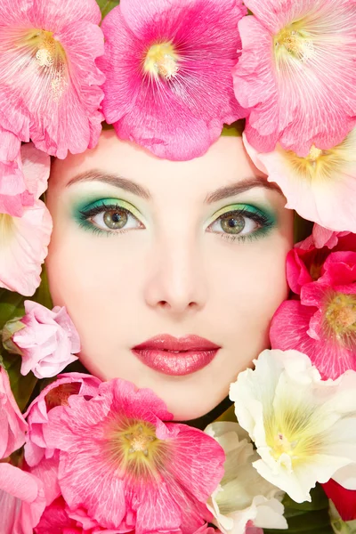 Bella faccia femminile con rosa, rosso e bianco malva cornice fiori — Foto Stock