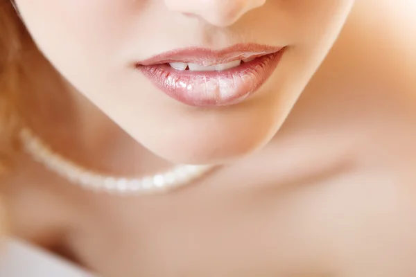 Primeros labios femeninos . —  Fotos de Stock