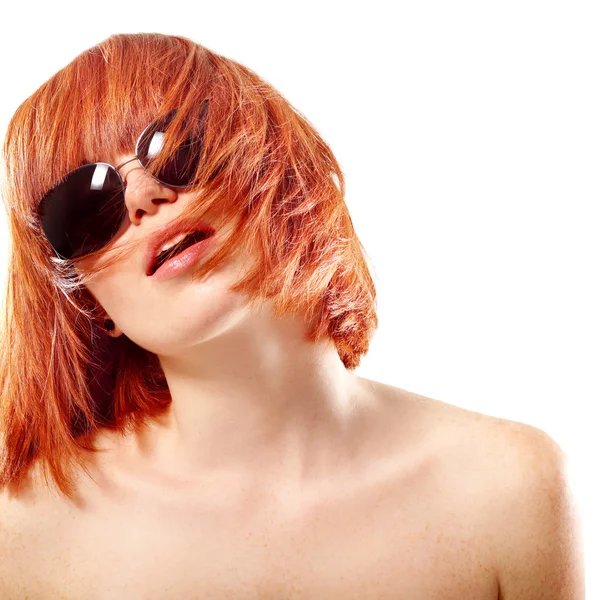 Retrato de jovem bela menina ruiva em óculos de sol — Fotografia de Stock