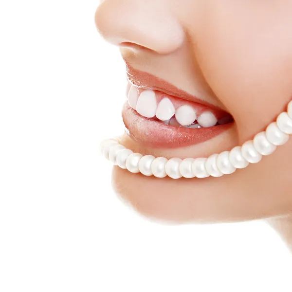 Hermosa sonrisa de joven mujer fresca con grandes dientes blancos sanos y perlas —  Fotos de Stock