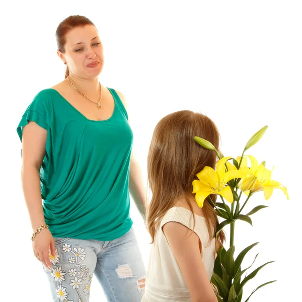 Malá dcera poslat pozdravy a květiny k matce小さな娘彼女の母にご挨拶と花を送信します。 — Stock fotografie