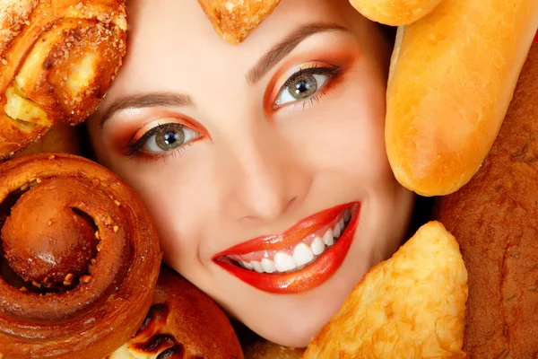 Frau Schönheit Gesicht mit Brot Brötchen Patty Backwaren — Stockfoto