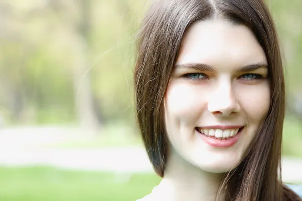 Beautiful teen girl enjoying in spring park — Stock Photo, Image