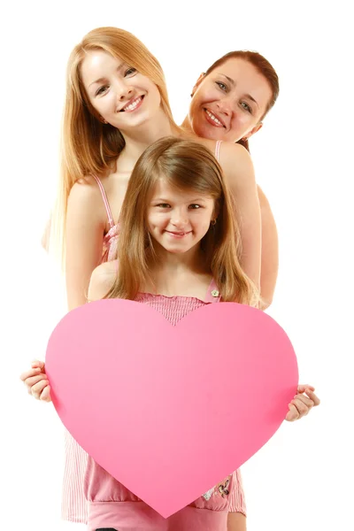 Mère heureuse avec deux filles tenant grand coeur — Photo