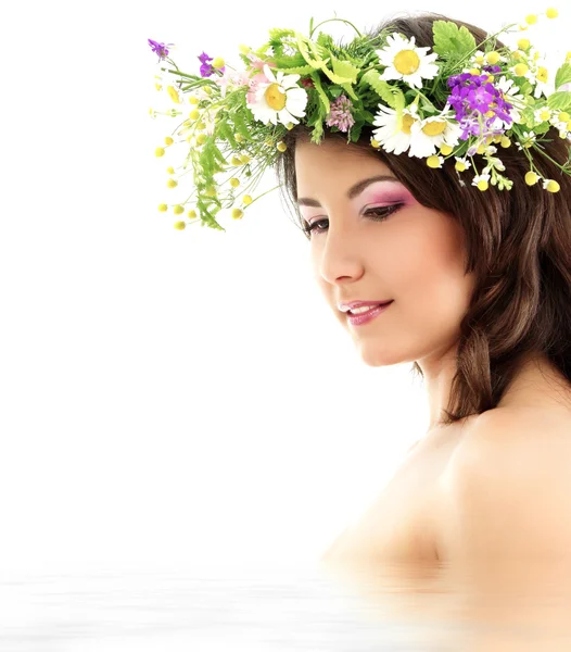 Joven hermosa mujer con guirnalda de campo flores silvestres naturales frescas —  Fotos de Stock