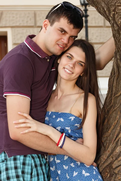 Joven pareja abraza sobre verano naturaleza al aire libre —  Fotos de Stock