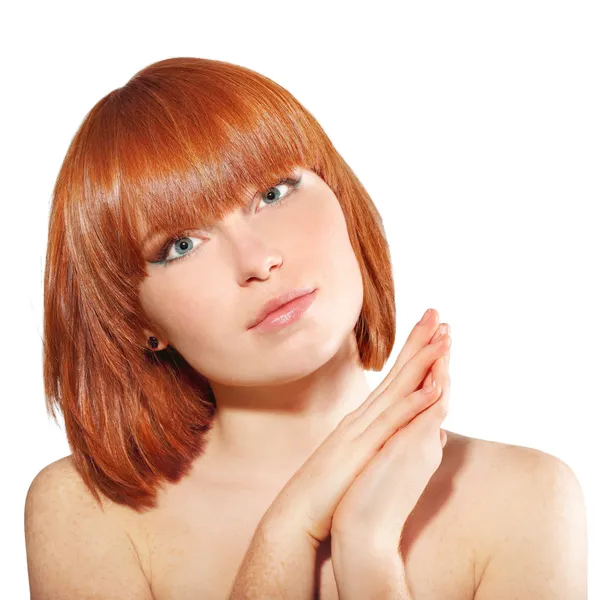 Porträtt av unga vackra rödhåriga kvinnan hoolding hand nära hennes ansikte — Stockfoto