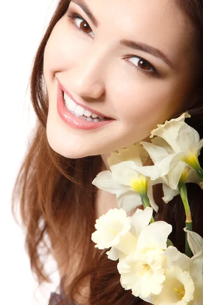 Belle adolescent fille sourire et avec fleur narcisse — Photo