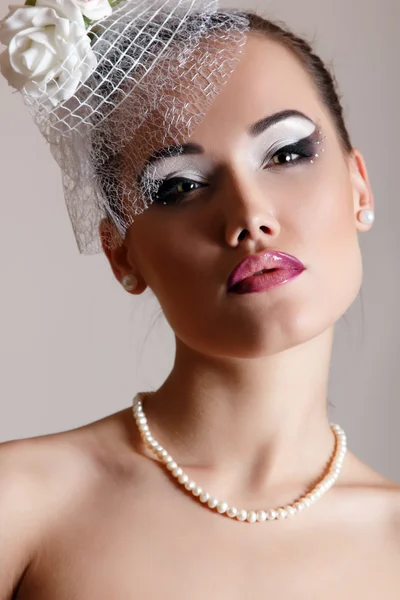 Hermosa mujer en sombrero blanco con velo y rosas retro glamour retrato de belleza — Foto de Stock
