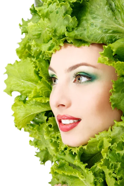 Mujer belleza cara con verde fresco lechuga hojas marco — Foto de Stock