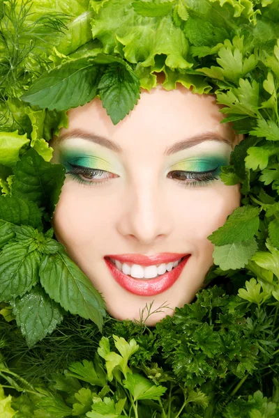 Mujer belleza cara con marco de verduras verdes —  Fotos de Stock