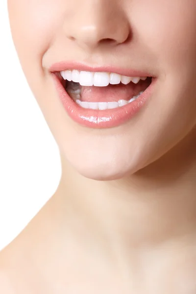 Sonrisa perfecta de mujer hermosa con grandes dientes blancos sanos —  Fotos de Stock