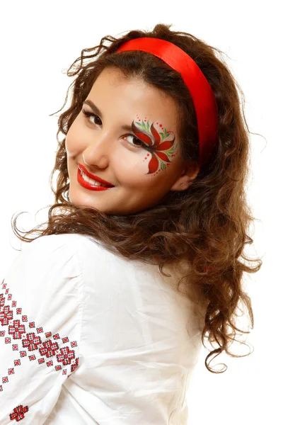 Schöne ukrainische junge Frau mit künstlerischem Make-up wie eine rote Blume — Stockfoto