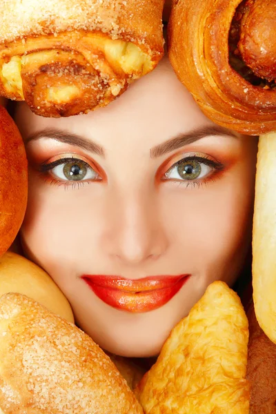 Gezicht van de schoonheid van de vrouw met brood broodje patty bakken voedsel — Stockfoto