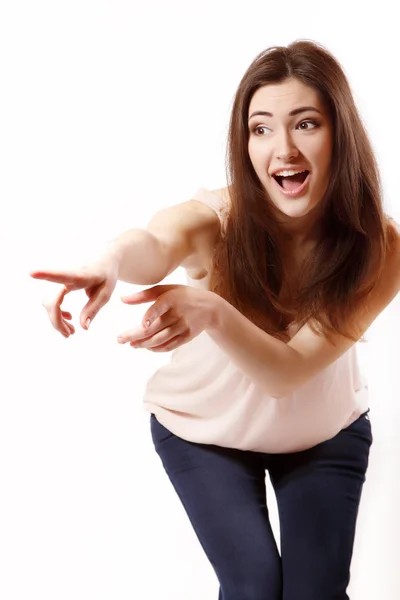 Mooie lachende meisje gelukkig extatische gebaren verrassing en iets tonen — Stockfoto