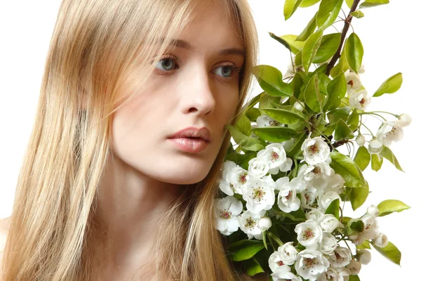 Belle jeune femme blonde avec des fleurs de printemps — Photo