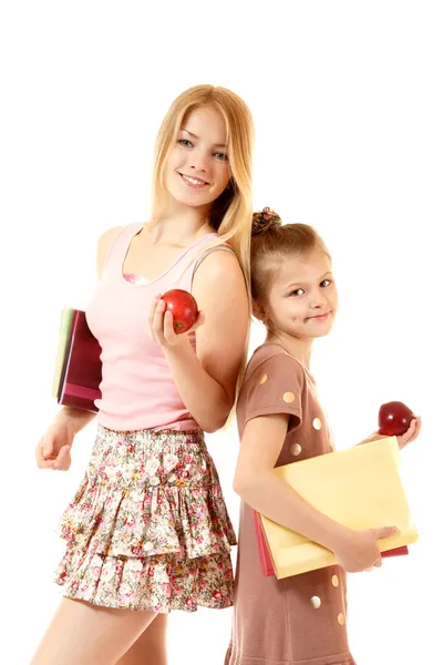 Δύο κορίτσια εκπαίδευση με βιβλία και μήλα — Φωτογραφία Αρχείου