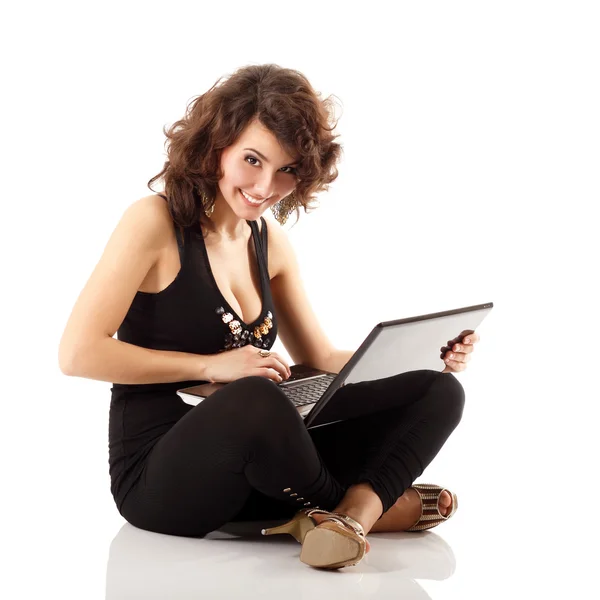 Молода мила весела жінка вчиться і посміхається з ноутбуком — стокове фото
