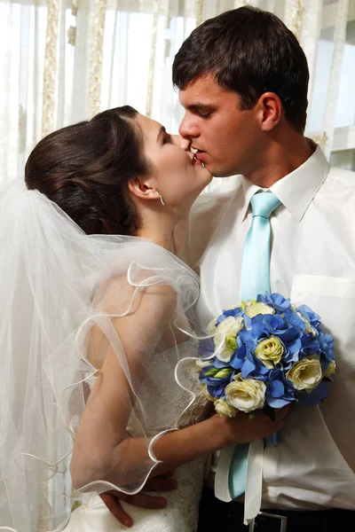 Mooie jonge bruid bruidegom kussen — Stockfoto