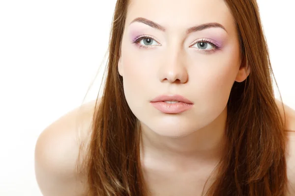 Mujer pefect belleza cara primer plano con la piel limpia y rosa maquillaje suave —  Fotos de Stock