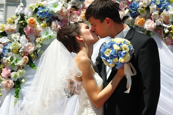 Esküvő - vőlegény csók a menyasszonyt — Stock Fotó