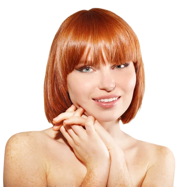 Portret van jonge mooie roodharige vrouw hoolding hand in de buurt van haar gezicht — Stockfoto