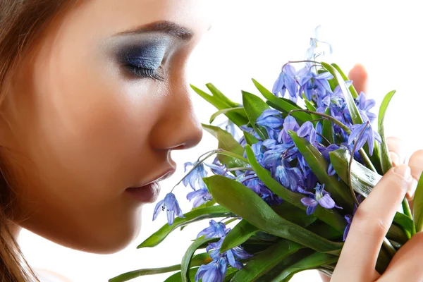 Linda menina adolescente cheirar e desfrutar de fragrância de flor de neve — Fotografia de Stock