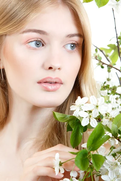 Bella giovane donna bionda con fiori primaverili — Foto Stock