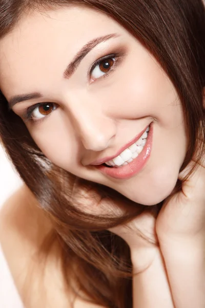 Adolescente menina beleza rosto feliz sorrindo e olhando para a câmera — Fotografia de Stock