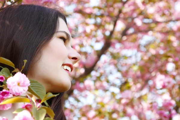 Doğa Bahçe Japon kiraz ağacı üzerine genç kız portresi — Stok fotoğraf