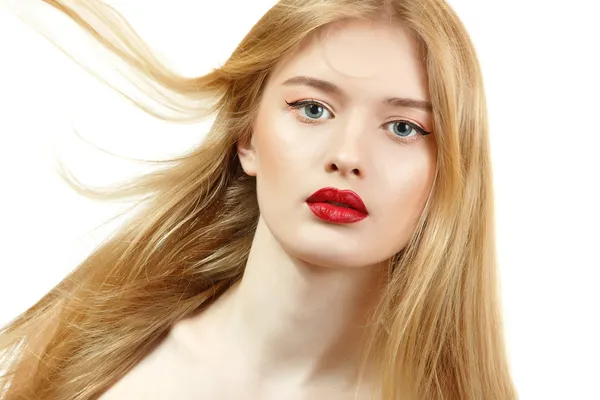 Mooie vrouw gezicht close-up met vliegende lang blond haar en levendige rode lippenstift — Stockfoto