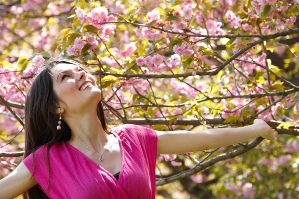 Hermosa joven mujer disfrutando en el jardín de primavera —  Fotos de Stock