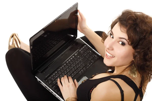 Ung söt glad kvinna studerar och ler med bärbar dator — Stockfoto